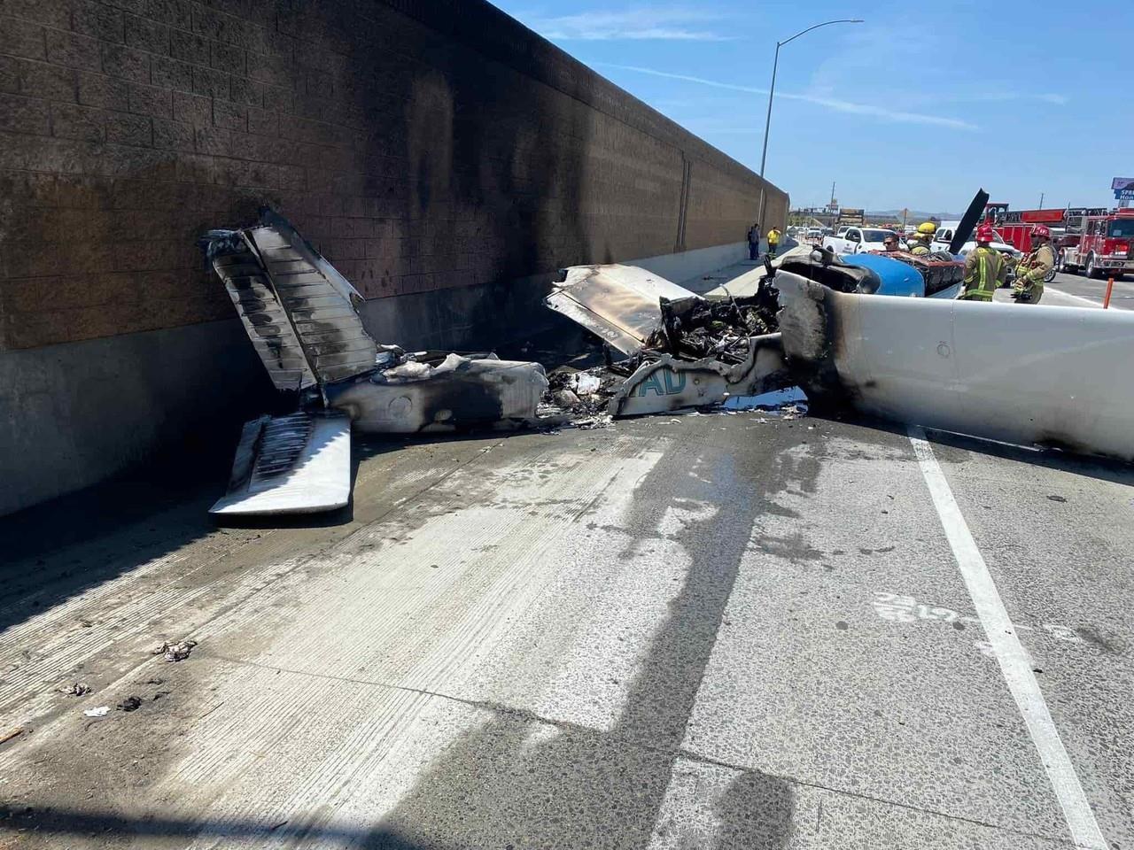 ¡De película! Avioneta se estrella en autopista de California