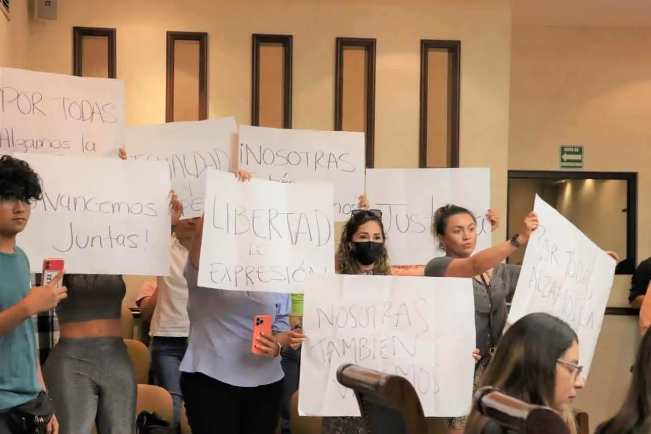 Mujeres de Santa Catarina acusan a regidor panista de violencia de género