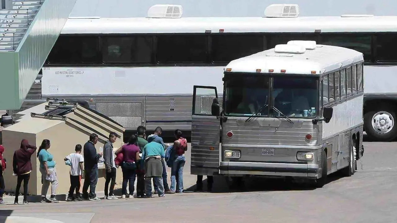 Migrantes latinos siguen llegando a Nueva York en autobuses desde Texas