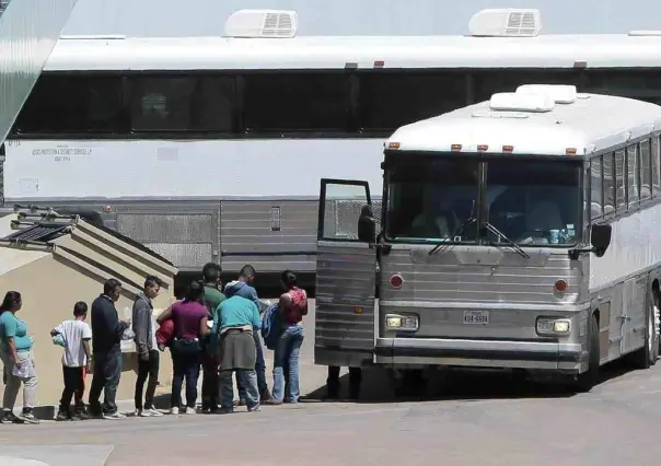 Migrantes latinos siguen llegando a Nueva York en autobuses desde Texas