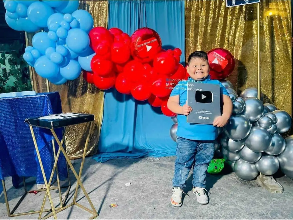 Iker El Niño Millonario recibe placa por 100 mil suscriptores en Youtube