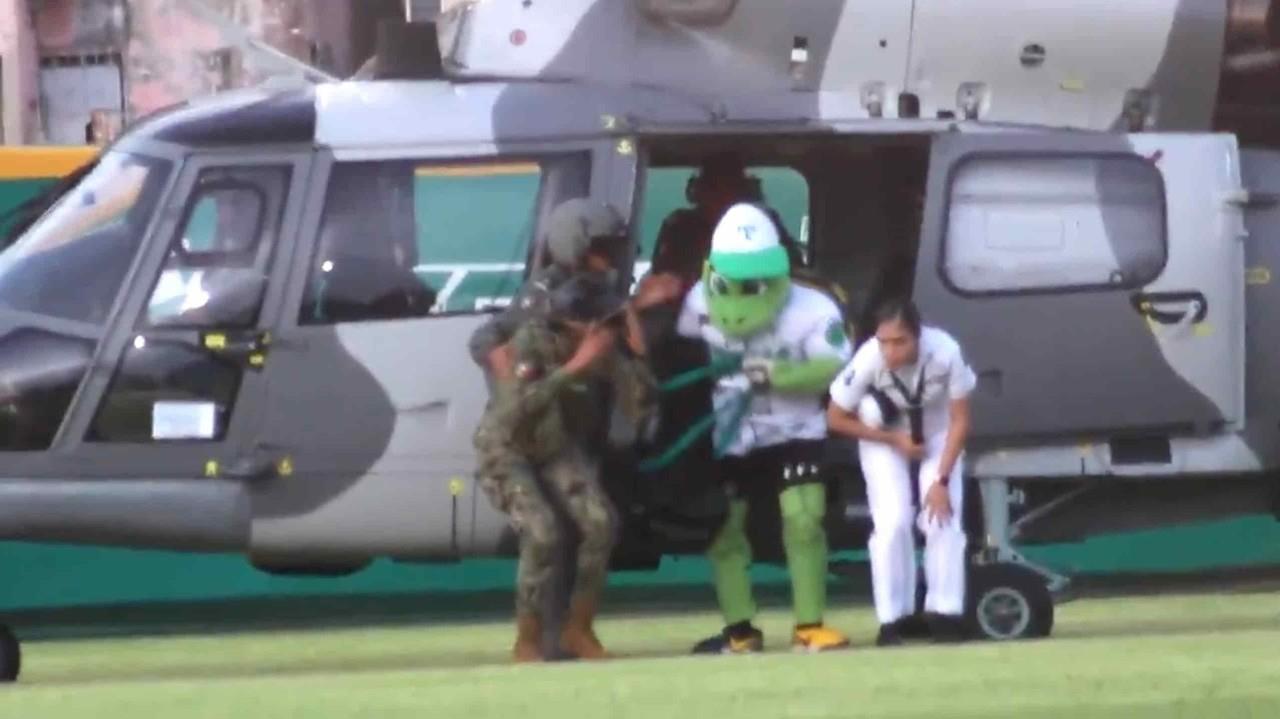 En helicóptero de la Marina, así llegó la mascota de los Olmecas al estadio