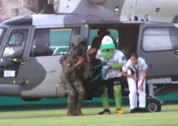 En helicóptero de la Marina, así llegó la mascota de los Olmecas al estadio