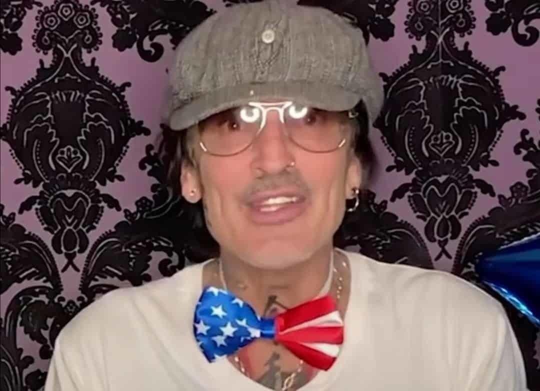 Publica Tommy Lee foto de él como Dios lo trajo al mundo y la borra