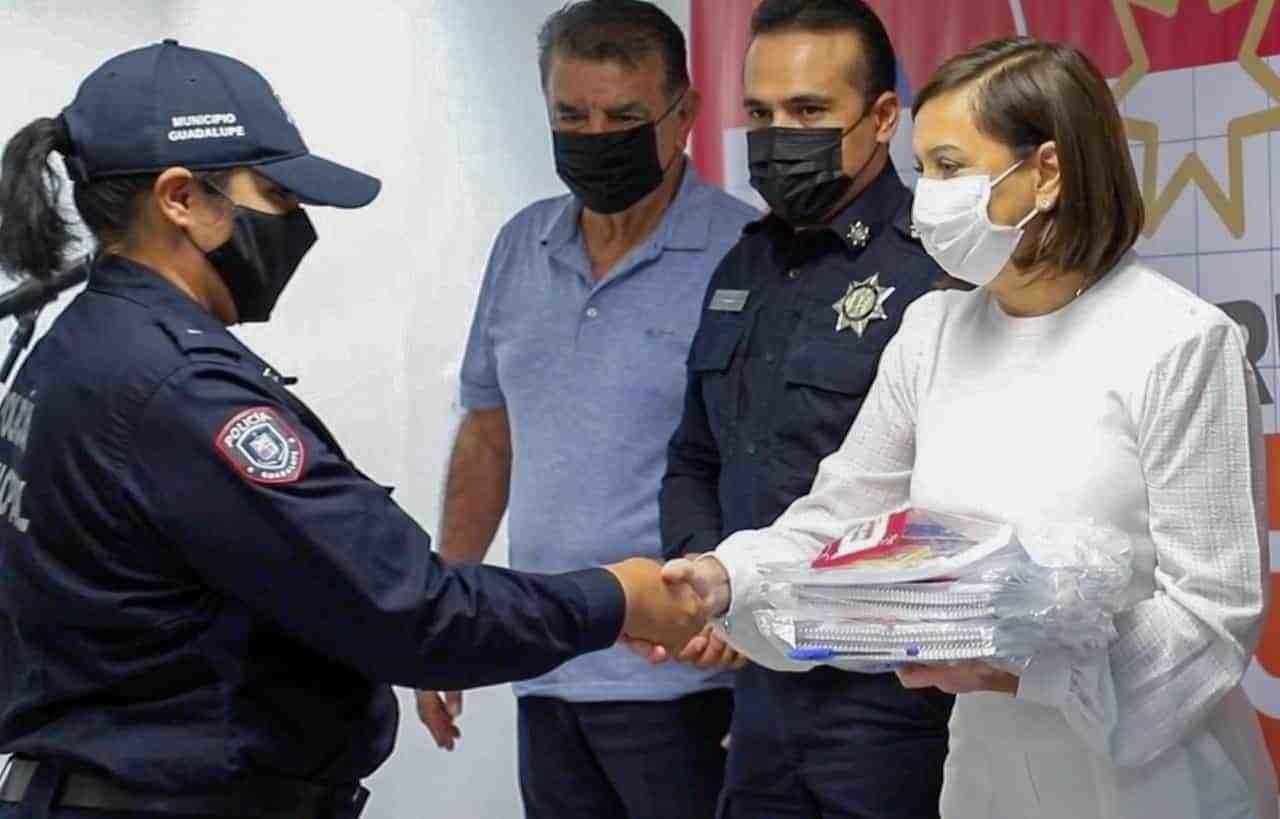 Entrega Cristina Díaz útiles escolares a Tránsitos y Policías