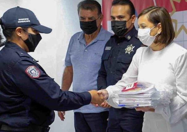 Entrega Cristina Díaz útiles escolares a Tránsitos y Policías