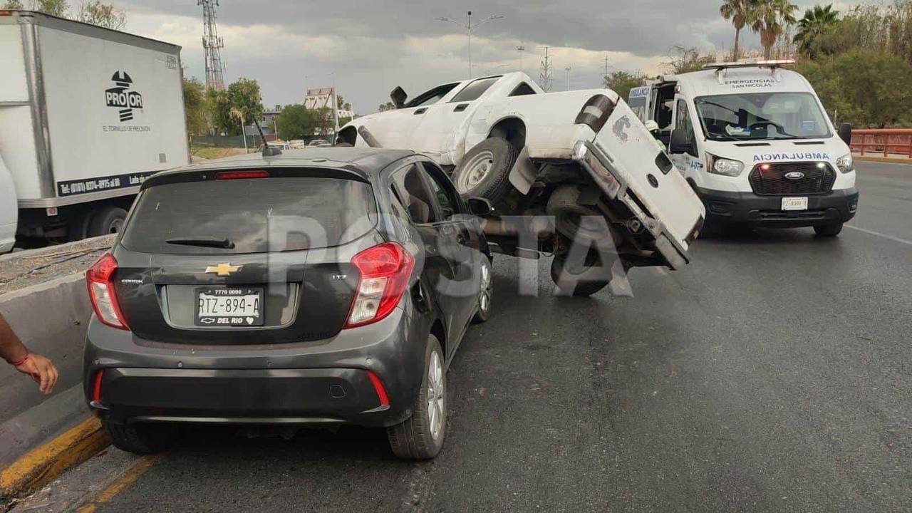 Volcadura y estrellamiento deja dos lesionados en San Nicolás de los Garza