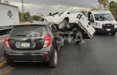 Volcadura y estrellamiento deja dos lesionados en San Nicolás de los Garza