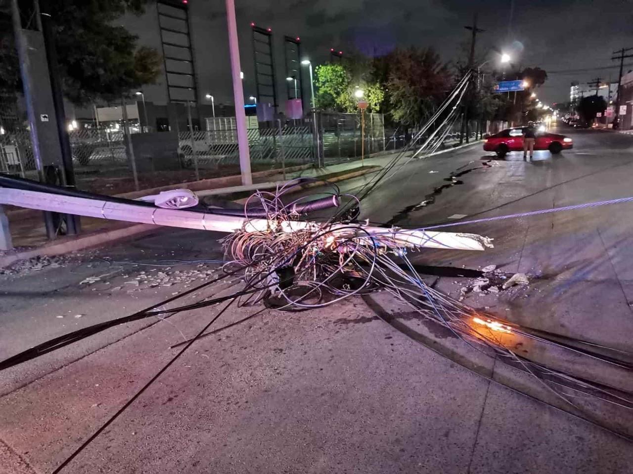 Tráiler derriba postes y cableado eléctrico en zona Tec de Monterrey