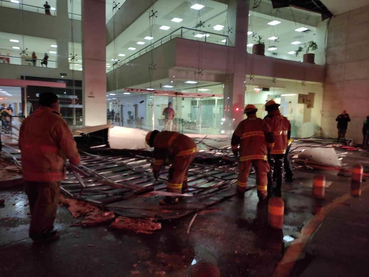 Aquí el momento del colapso del techo de hospital del IMSS en Tecamac
