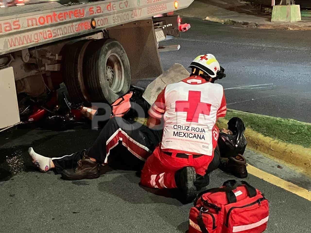 Arrolla conductor de grúa a motociclista