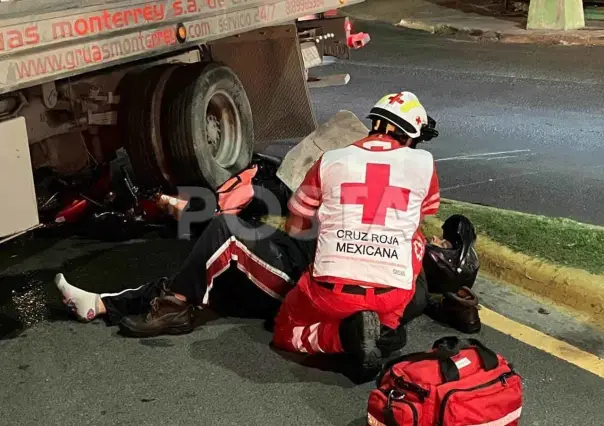 Arrolla conductor de grúa a motociclista