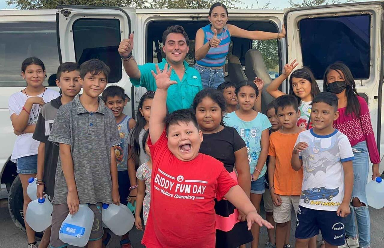 Iker, el Niño Millonario lleva agua a familias de García