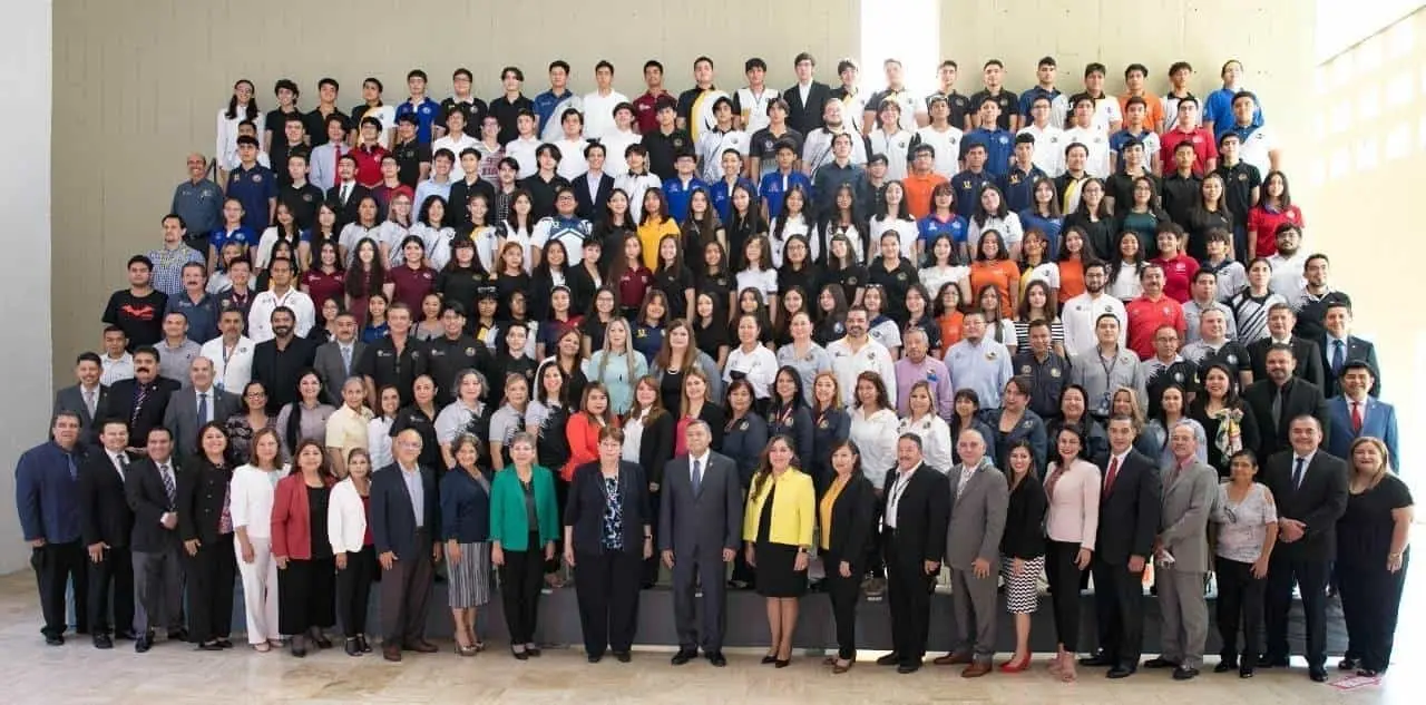 UANL entrega reconocimientos a alumnos destacados