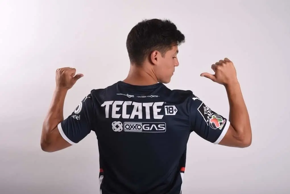 TECATE® 18+ va contra consumo de alcohol en menores durante Clásico 128