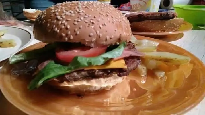 ¿Sabes lo que comes? Exhibe PROFECO a hamburguesas por no ser 100% de res