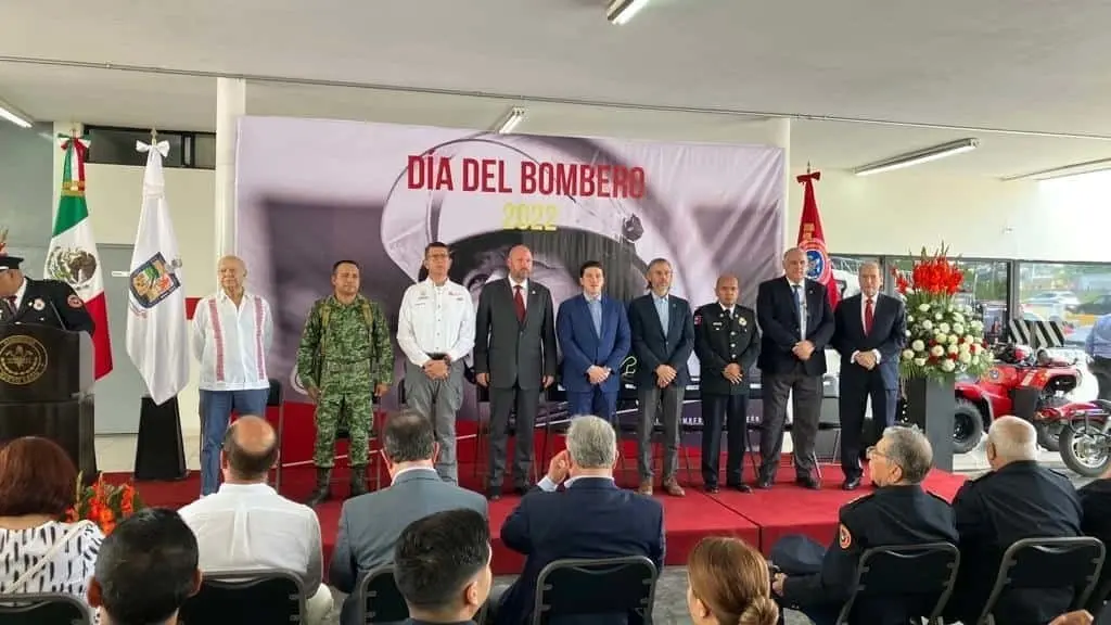 Reconoce Samuel García labor de bomberos; buscarán recursos para apoyarlos