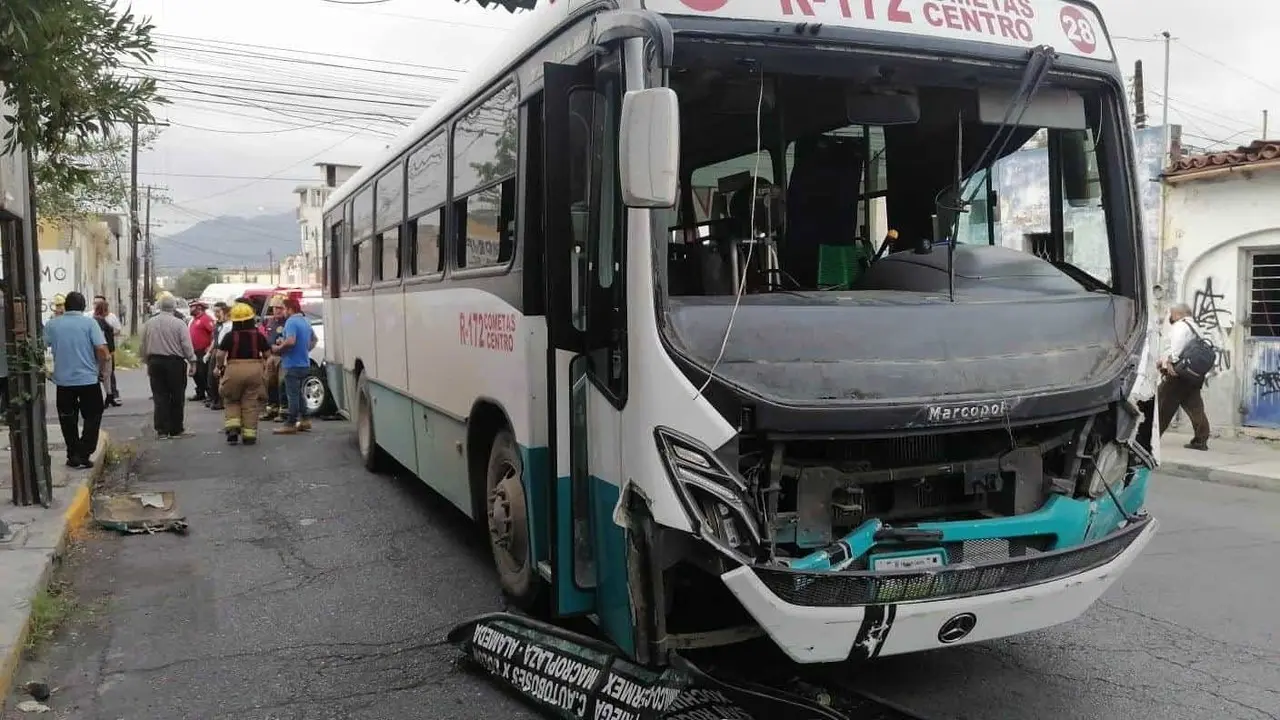 Encontronazo entre un auto y un camión urbano deja lesionados en Monterrey