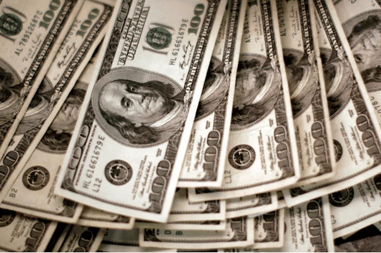 Salen cubanos a comprar dólares en reapertura del mercado cambiario