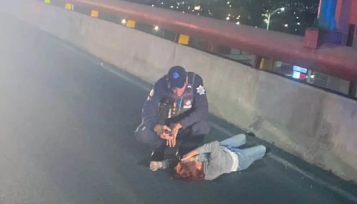 Policía evita que joven atente contra su vida en Monterrey