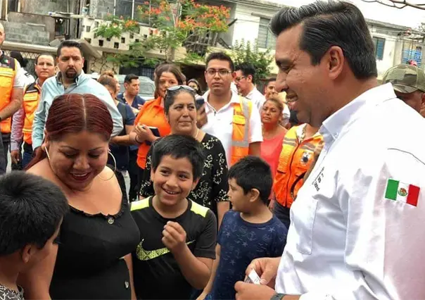 Escucha Jesús Nava peticiones de la colonia San Gilberto