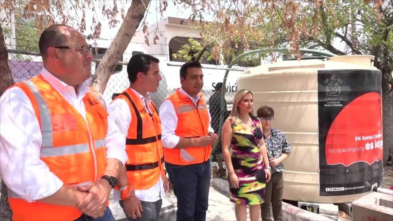 Jesús Nava supervisa llenado de tinacos en escuelas de Santa Catarina