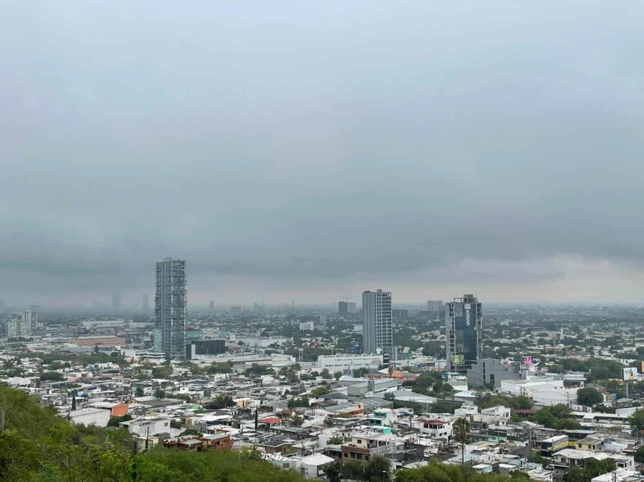 Amanece Monterrey con ambiente lluvioso