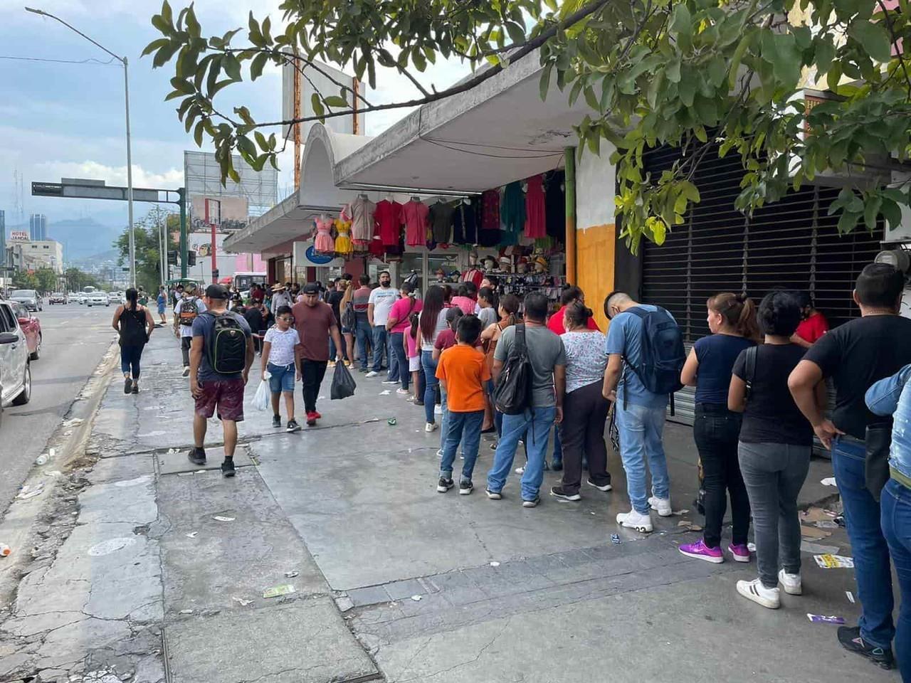 Dejan padres de familia para el último la compra de uniformes escolares