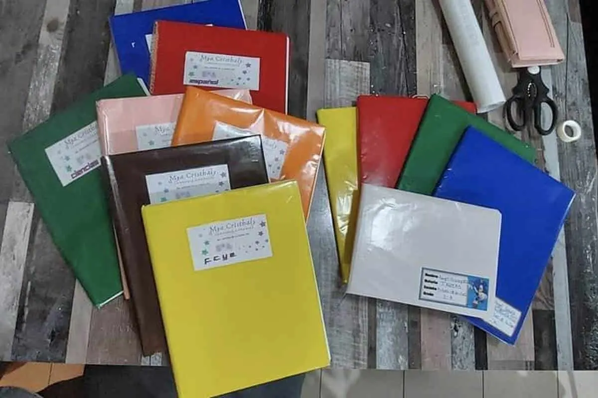 Forrado de libretas y libros, nuevo emprendimiento ante el regreso a clases