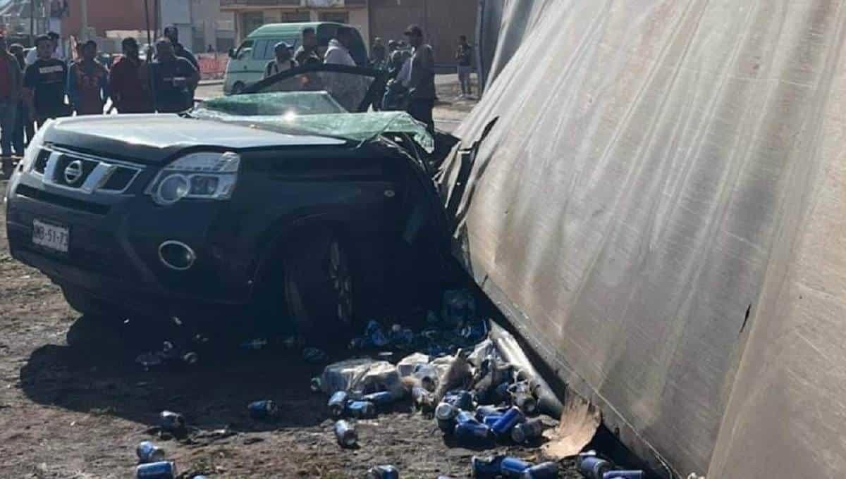 Vuelca tráiler con cervezas en Tulancingo, Hidalgo; hay un muerto
