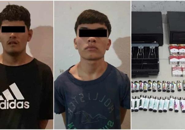 Detienen a dos menores por asaltar con arma de fuego tienda de conveniencia
