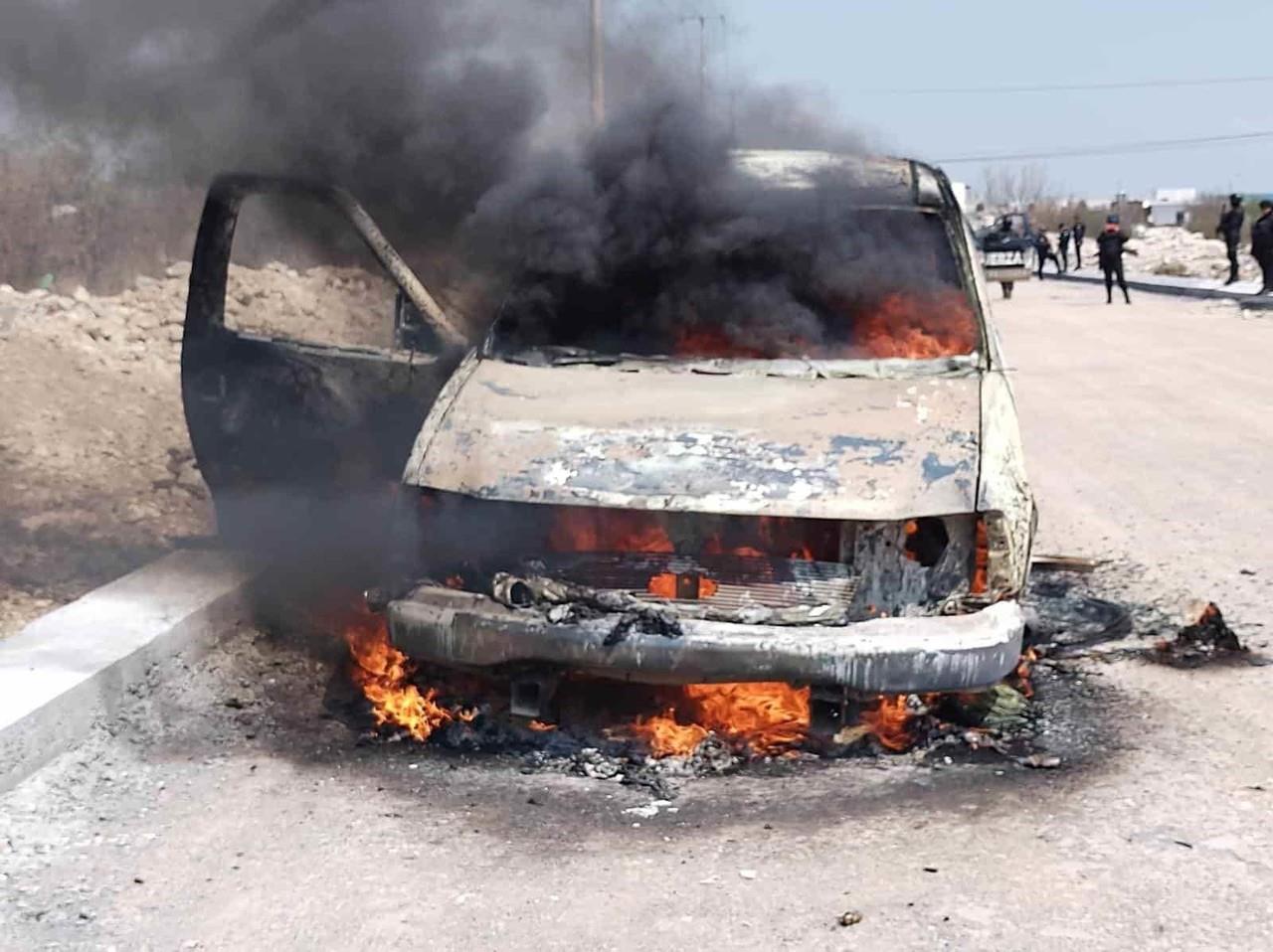 Hallan a persona calcinada en camioneta incendiada en Apodaca