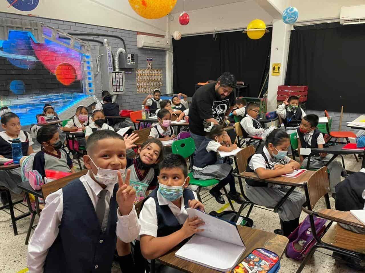 Profe Chido, recibe a sus alumnos con salón de la NASA