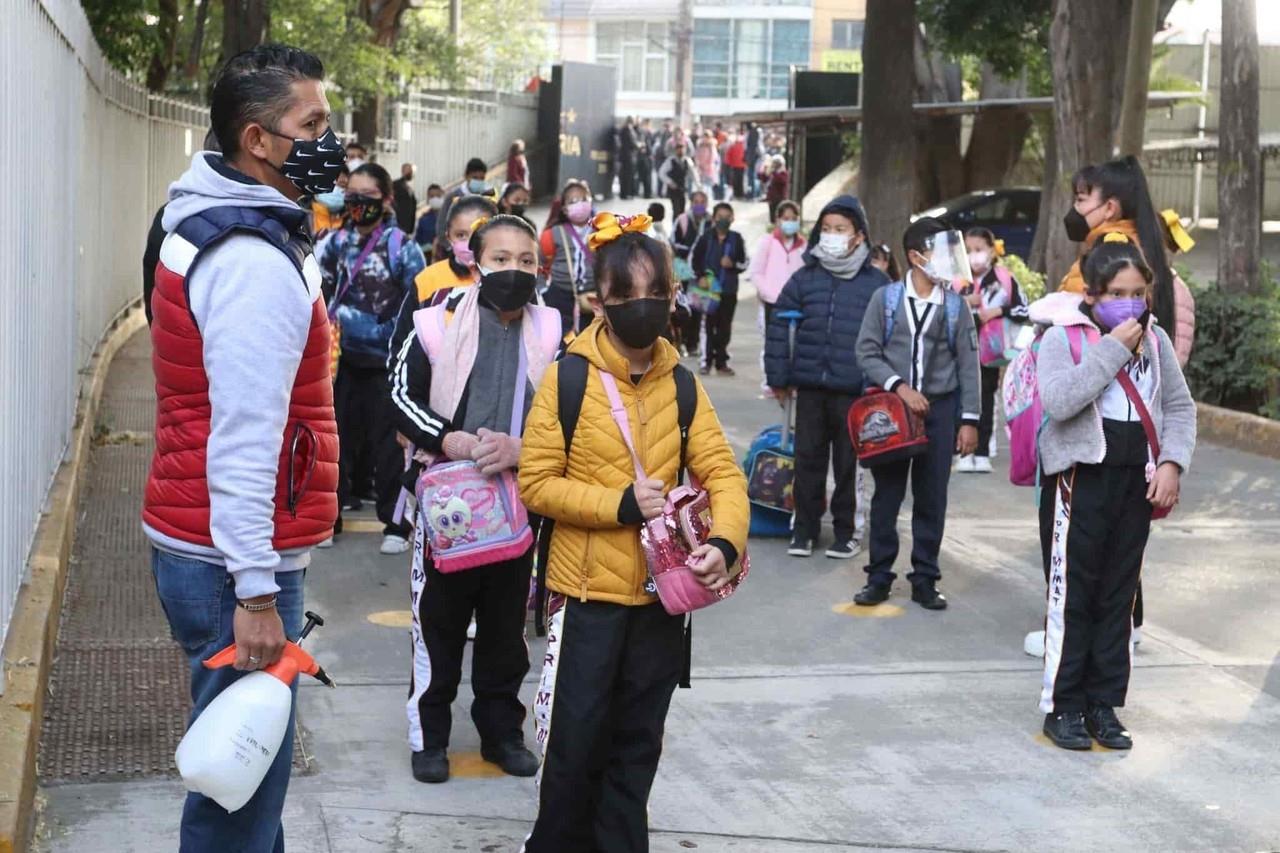 Felicita AMLO a maestros y estudiantes por ciclo escolar 2022-2023