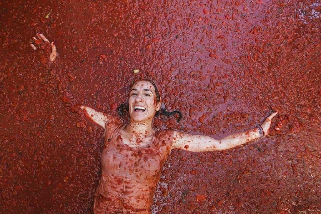 ¡Adiós pandemia! “Tomatina” pinta de rojo a España