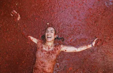 ¡Adiós pandemia! "Tomatina" pinta de rojo a España