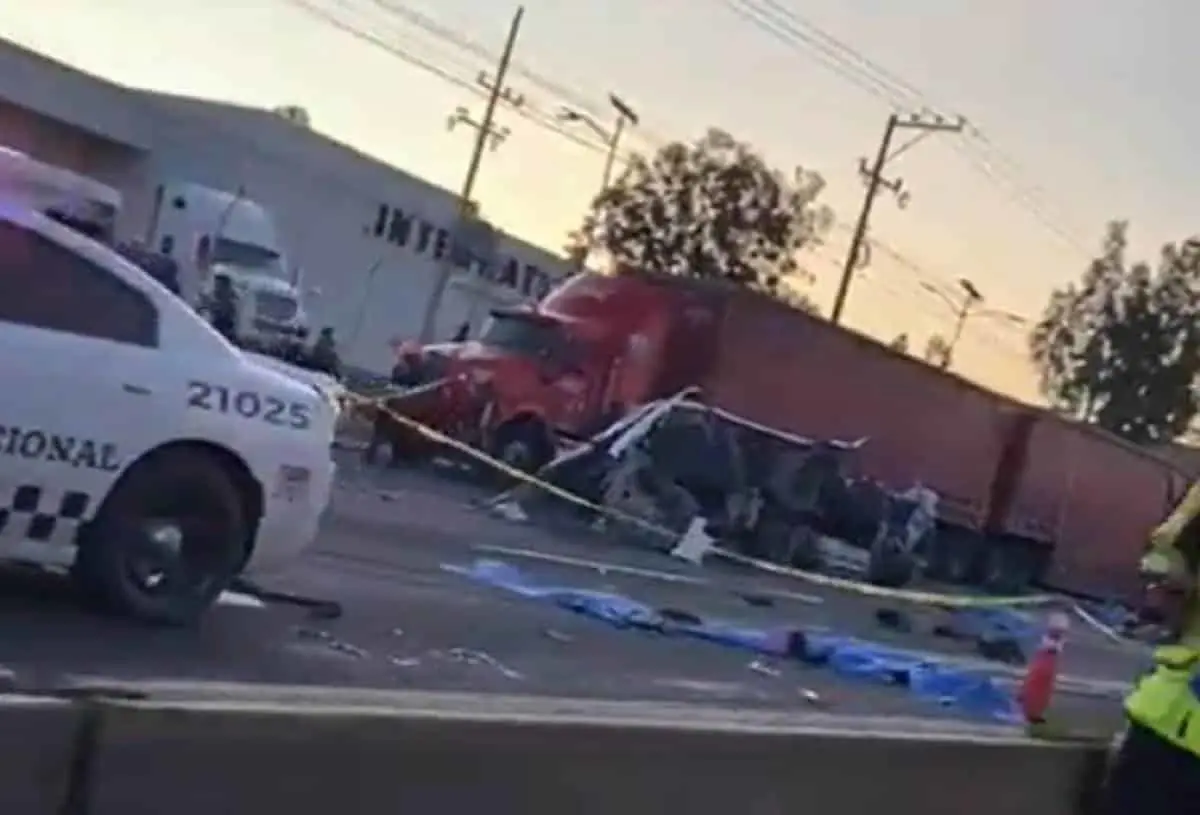 VIDEO: Chocan tráiler y transporte de personal en Guanajuato; hay 7 muertos