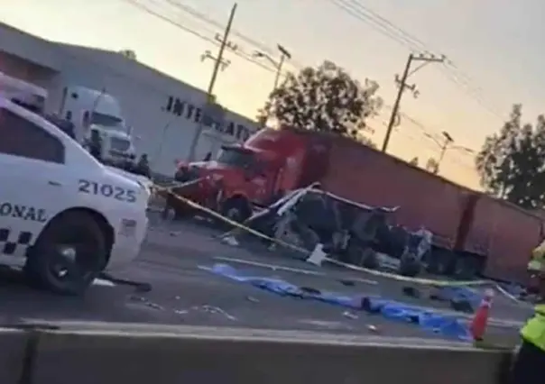 VIDEO: Chocan tráiler y transporte de personal en Guanajuato; hay 7 muertos