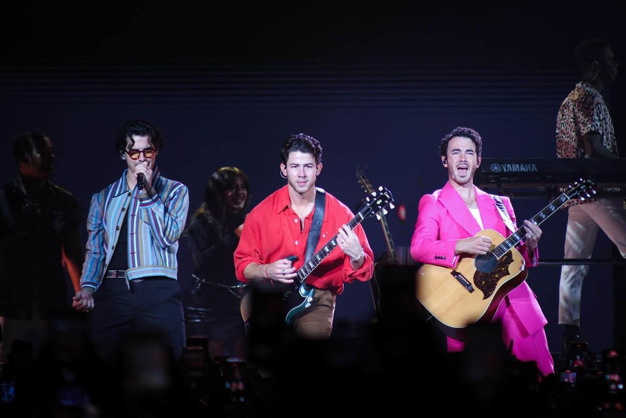 Emocionan los Jonas Brothers con sus éxitos de ayer y hoy en Monterrey