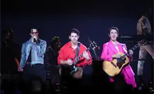 Emocionan los Jonas Brothers con sus éxitos de ayer y hoy en Monterrey