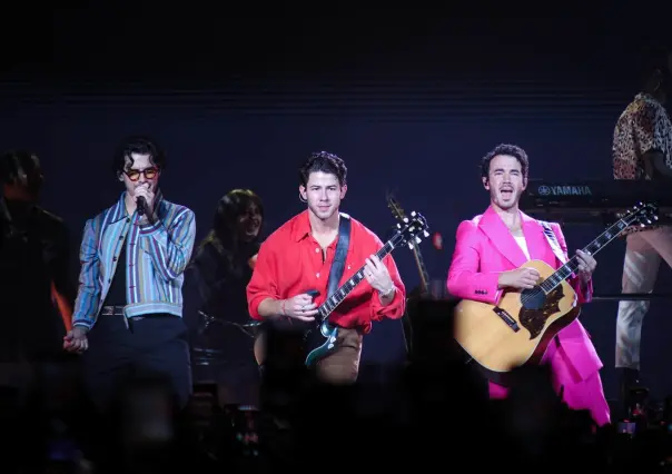 Emocionan los Jonas Brothers con sus éxitos de ayer y hoy en Monterrey
