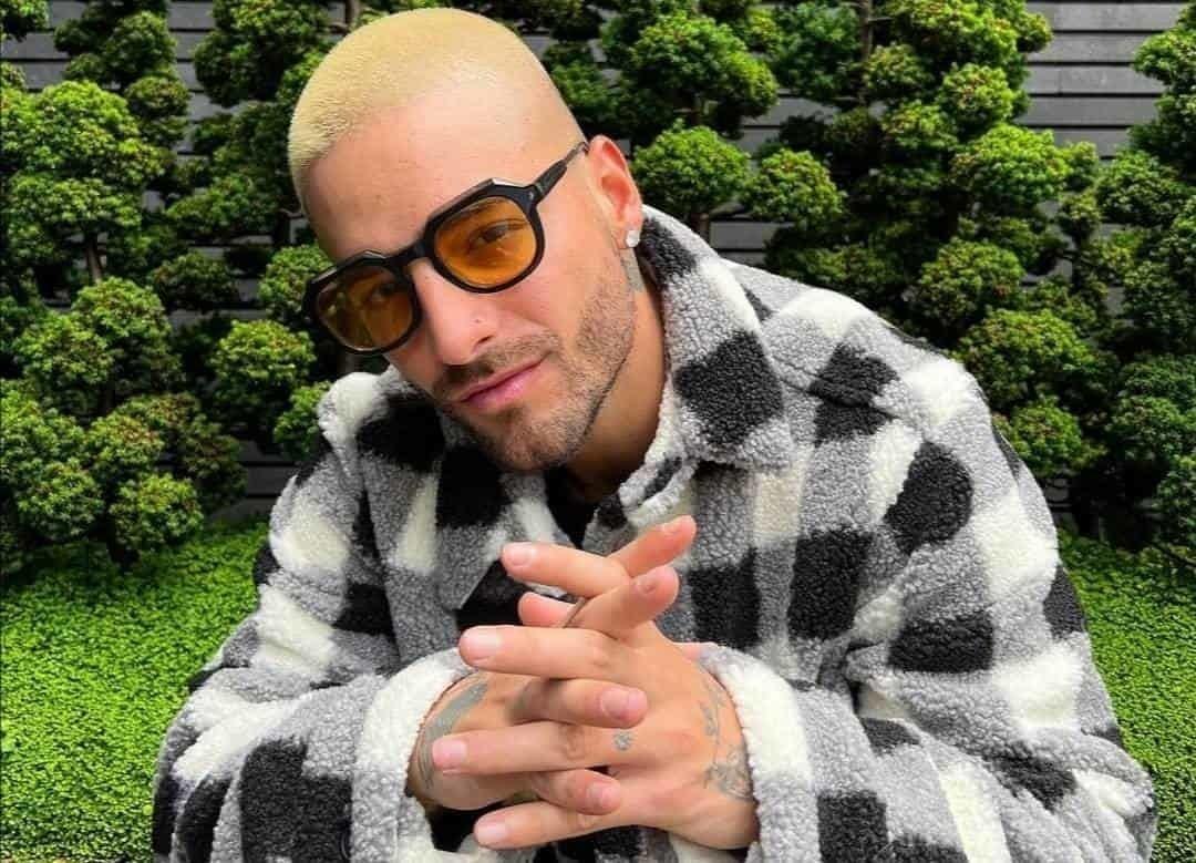 Publica Maluma fotografía desde el hospital y alarma a sus fans