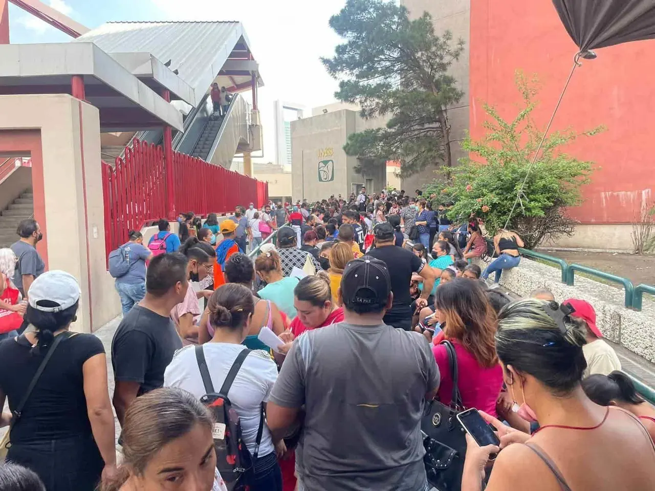 Abarrotan clínica 2 del IMSS por vacuna anticovid para menores