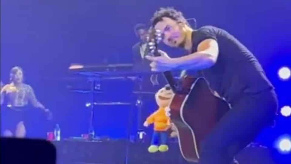 ¡El Dr. Simi tiene nuevo rival! Arrojan muñeco de Beto a los Jonas Brothers