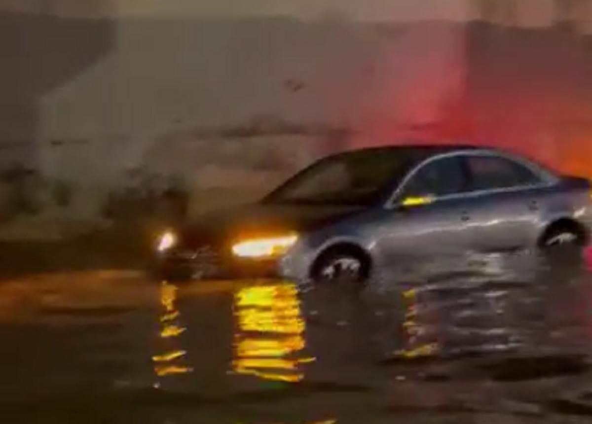 Automovilista queda atrapado por corriente de agua en El Uro