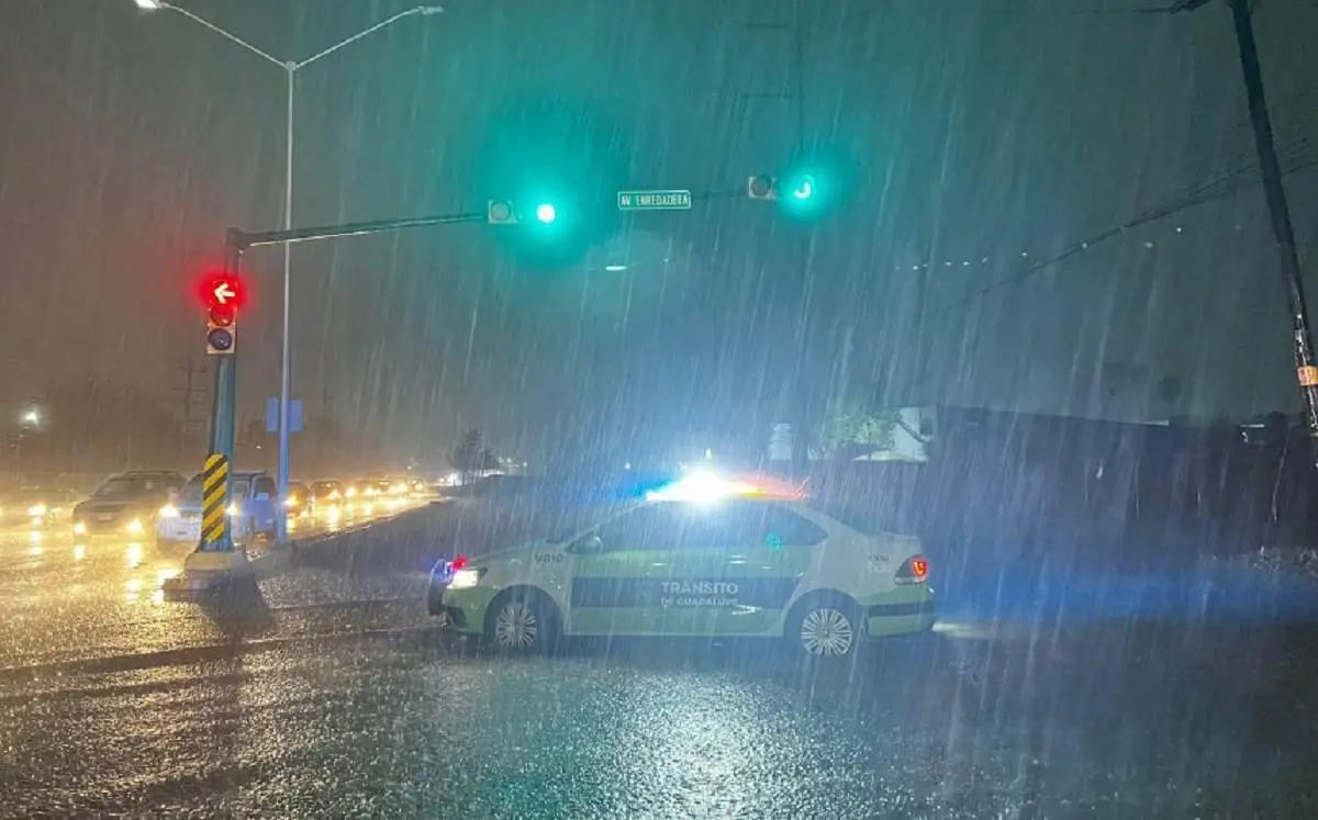 Evacuaciones, inundaciones y desbordamientos dejan lluvias en Nuevo León