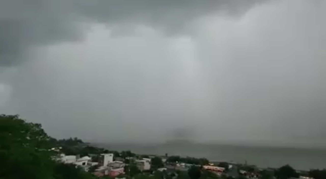 VIDEO: Sorprende cortina de lluvia sobre presa La Boca
