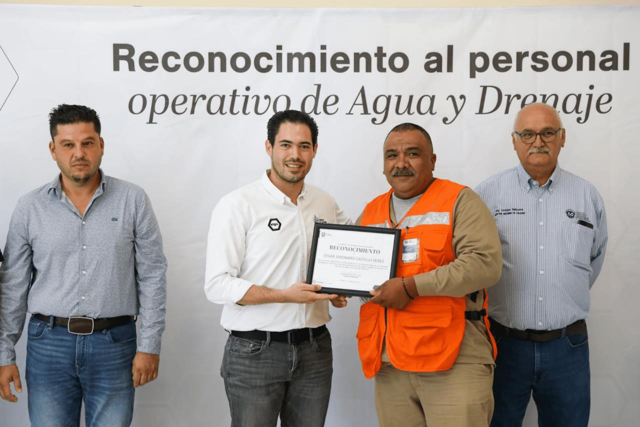 Reconocen en Santiago labor de trabajadores de Agua y Drenaje