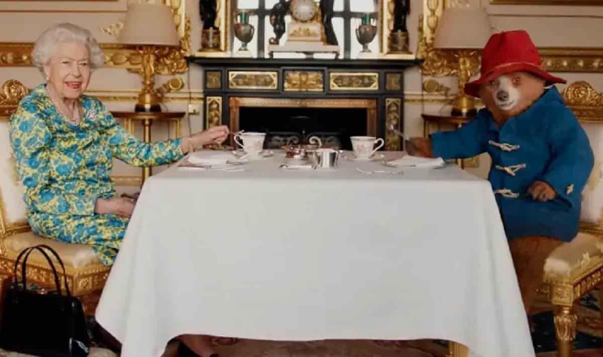 Oso Paddington agradece a la reina Isabel II por todo
