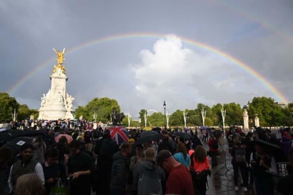 Sorprende arcoíris afuera del Palacio de Buckingham